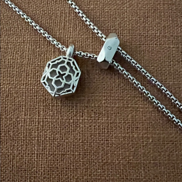 Metal adjustable bolo necklace with hexagonal pendant - Picture 3 of 6